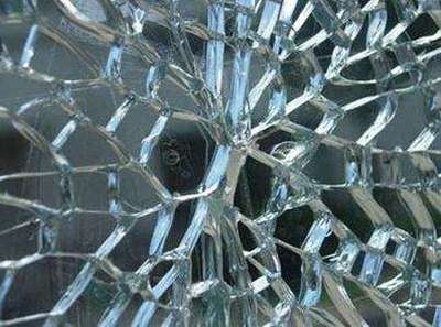 高楼阳光房玻璃突然炸裂,可能是安装问题导致