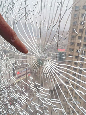 滕州大同天下荷香苑多名居民家的阳台玻璃被射裂
